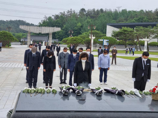 20일 서울 여의도 국회에서 국민의힘 당대표 출마를 선언한 나경원 전 원내대표가 당일 오후 광주 국립 5·18 민주묘지를 찾아 희생자들에게 헌화하고 묵념하고 있다.[사진=나경원 전 국회의원 페이스북]